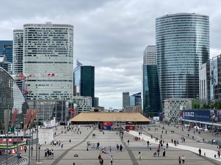 CAC 40 reprend des couleurs : Publicis grimpe, Ipsen plonge sur les rides du lion