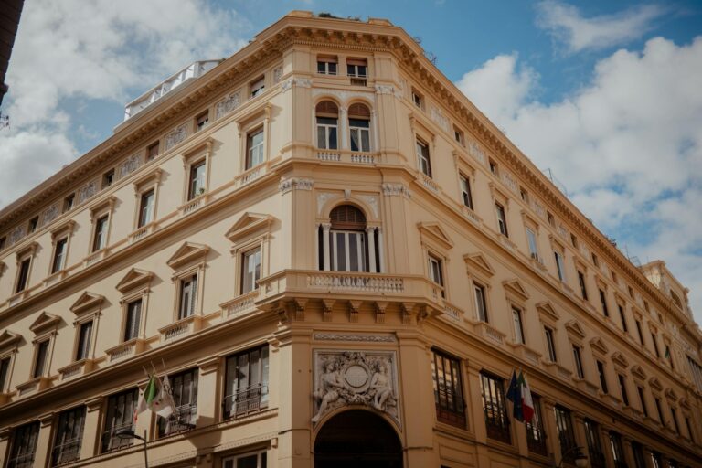 Façade officielle italienne avec drapeaux pour le sommet Italie-Inde Meloni Modi