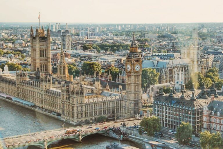 Starmer au bord du gouffre : ce qu’un changement à Londres signifierait pour Paris