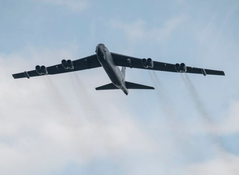 Crash d’un B-52 américain en Californie : huit morts présumés