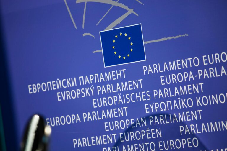 Le Parlement approuve le filtrage obligatoire des investissements étrangers dans les secteurs stratégiques de l’UE
