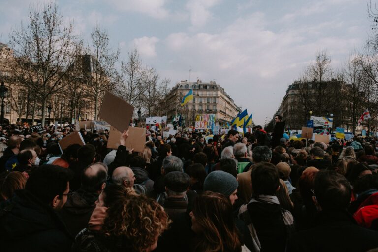 Affaire Lyhanna : des milliers de manifestants réclament justice
