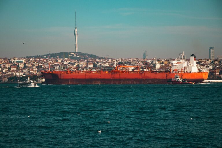 Détroit d&rsquo;Ormuz : navires attaqués, 140 sites iraniens visés par Washington