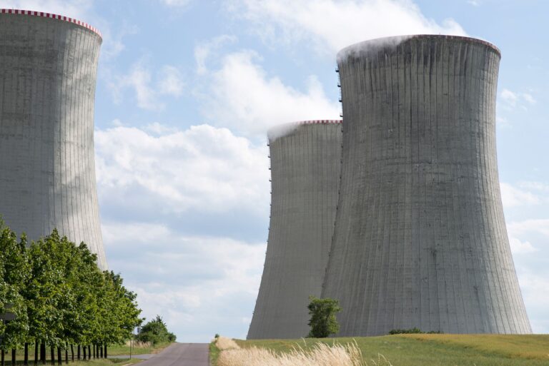 Nucléaire en France : trois réacteurs stoppés en pleine canicule