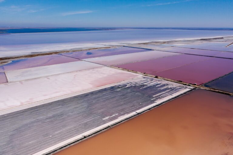 Lac Rose : le retour des couleurs relance l&rsquo;économie du sel au Sénégal