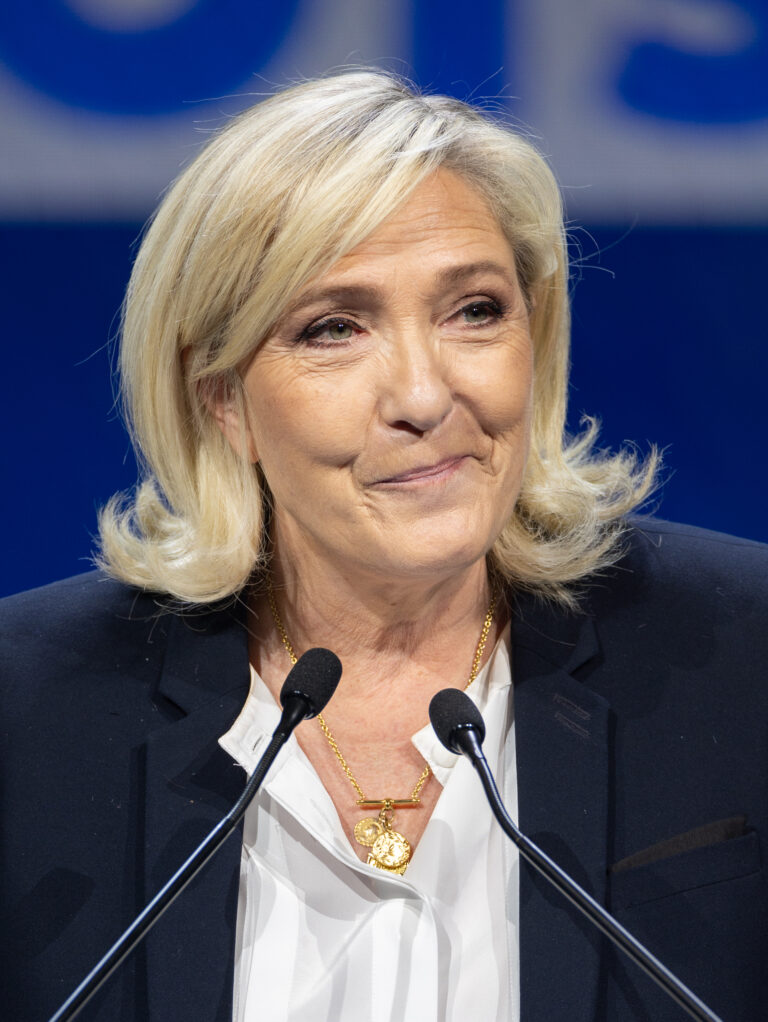 Marine Le Pen joue son avenir sur deux fronts simultanément