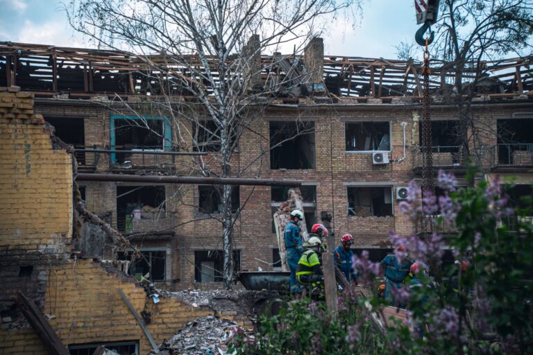 Frappes russes sur Kiev : au moins 17 morts dans la région