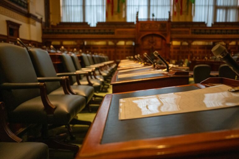 Défiance envers les politiques : la France au bord du gouffre démocratique