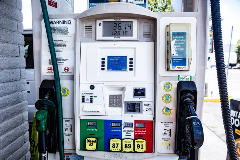 Carburants : Lecornu veut prolonger les aides aux professionnels jusqu&rsquo;en 2026