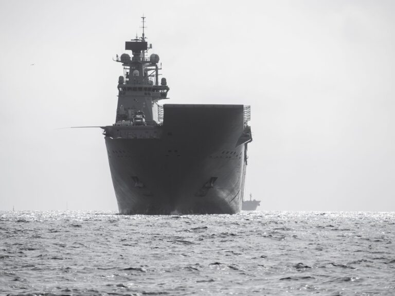 Porte-avions Abraham Lincoln : huit mois en mer et des équipages à bout