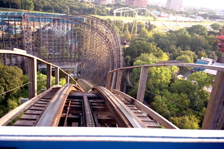 Un mort dans un accident de montagnes russes à Six Flags Over Georgia