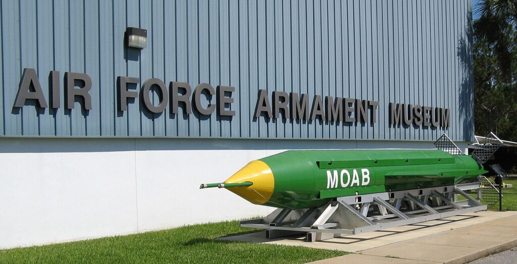 Les États-Unis envisagent la GBU-43 contre l'Iran, selon CNN